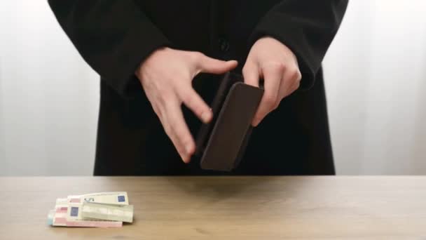 Hände Öffnen Ein Portemonnaie Nehmen Euro Scheine Aus Papier Schütten — Stockvideo