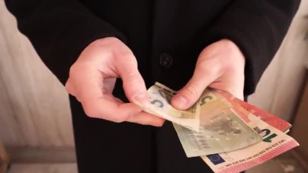 一个穿着商务外套的人手里拿着一叠欧元钞票数着呢 — 图库视频影像