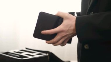 Zaman aşımı tartışması, başarısızlık, ortaklığın sonu, yoksulluk cüzdanda para kontrol etme sürecinde el hareketi, hayal kırıklığı jesti, parasızlık belirtisi