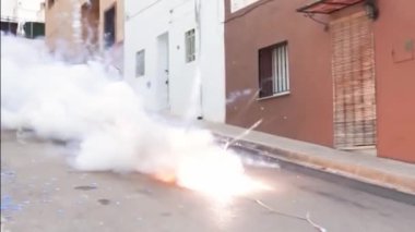 Pitard zincirindeki fişeklerin dumanla patlaması, patlama esnasında çıkan yanma sesi ve sokakta patlayan patlamalar. Bir tatil gösterisinde havai fişek kullanılıyor