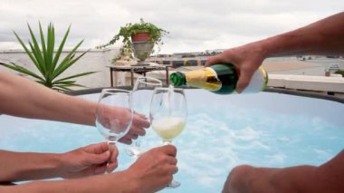 Şarap kadehlerini tutan, şampanya açıp dolduran, bardakları tokuşturan, terasta yüzen bir jakuzinin gök suyuna çarpan üç kişinin elleri.