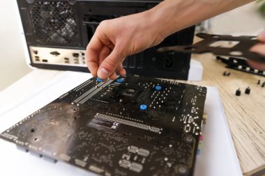 Karmaşık devreli, bileşenli, mikroçipli bilgisayar ana kartının onarımı ve kurulumu. Teknolojik bilgisayar geçmişi.