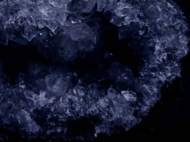 Siyah menekşe ve siyah mavi 2025 'in renkli kristal elması zarif yüzeyde büyüleyici bir efektle parıldıyor. mineral