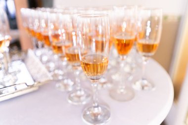 Resmi bir etkinlik ya da kutlama için şampanya dolu bir grup zarif şarap kadehi..