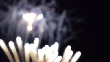 Güzel, hareketli, renkli bir flaşın ışıltılı arka planı ve bir partide kıvılcımlar saçan havai fişekler. Noel 'i, düğünleri, yıldönümlerini kutlarız..