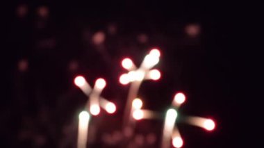 Güzel, hareketli, renkli bir flaşın ışıltılı arka planı ve bir partide kıvılcımlar saçan havai fişekler. Noel 'i, düğünleri, yıldönümlerini kutlarız..