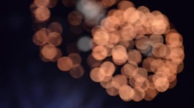 Güzel, hareketli, renkli bir flaşın ışıltılı arka planı ve bir partide kıvılcımlar saçan havai fişekler. Noel 'i, düğünleri, yıldönümlerini kutlarız..