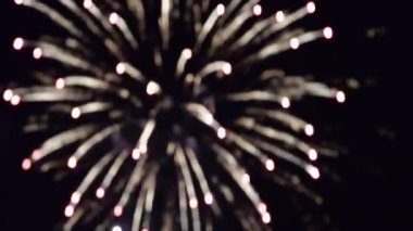 Düğün ya da Noel partisinin havai fişekleri. Şehrin üzerinde muhteşem patlamalar, ışık ve kıvılcımlarla havai fişekler.