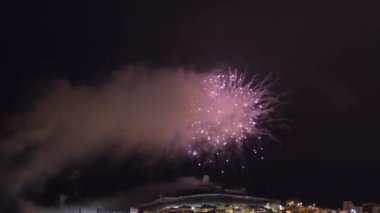 Düğün ya da Noel partisinin havai fişekleri. Şehrin üzerinde muhteşem patlamalar, ışık ve kıvılcımlarla havai fişekler.