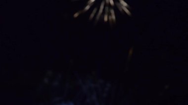 Düğün ya da Noel partisinin havai fişekleri. Şehrin üzerinde muhteşem patlamalar, ışık ve kıvılcımlarla havai fişekler.