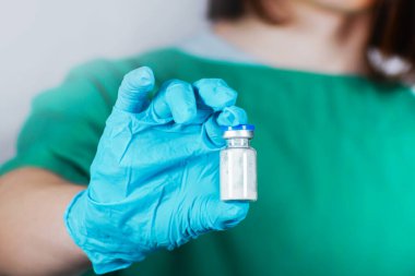 Eldivenli bir sağlık çalışanı yeni bir ilaç aşısı sunuyor. Kanser aşısı için laboratuvar tıbbi araştırması. İlaç endüstrisi.