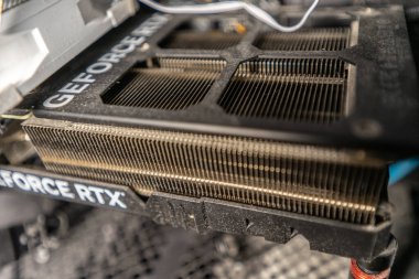 Tozlu grafik video kartı ve toz birikimi. Performans ve soğutma verimliliğinin azalması tehlikesi. Bir teknoloji şirketi INVIDIA 'nın düşen hisse senedi fiyatı kavramı