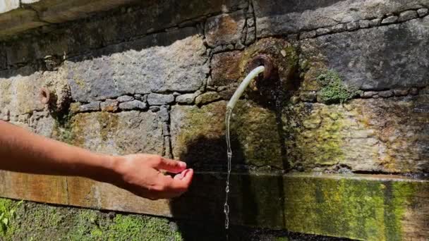 Una Mujer Está Bebiendo Agua Limpia Las Palmas Sus Manos — Vídeo de stock