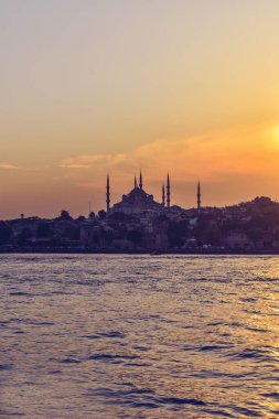 Günbatımının olduğu tepedeki cami.