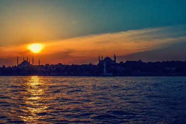 Günbatımının olduğu tepedeki cami.