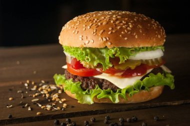 Eritilmiş peynirli ve baharatlı bir sebze burger.