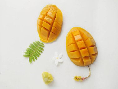 Beyaz arka planda dilimlenmiş mango.