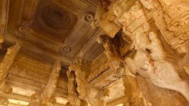 Ürdün 'deki eski Petra tapınağı. Petra 'nın en güzel şehri. Antik Petra başkenti, Ürdün, Dünya Mirası.