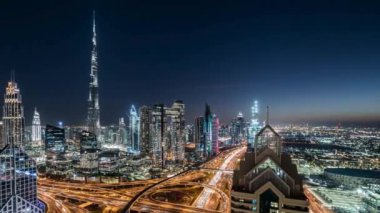 Gece gökdelenlerin ve Dubai gökdelenlerinin gökdelenleri akşam saatlerinde modern gökdelenlerin manzarası