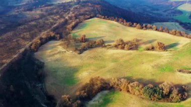 Çayırların havadan görünüşü ve yanmış ormanlı bir dağ. 4 bin. Legaria, Navarre, İspanya, Avrupa.