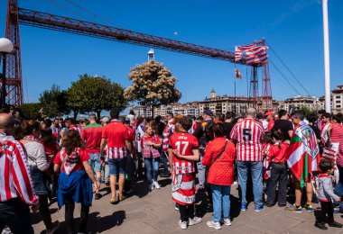 Copa del Rey futbol şampiyonasında Portekiz asma köprüsünün yanında Athletic de Bilbao futbol kulübünün zaferini kutlayan kalabalık. Portugalete, Bizkaia, Bask Ülkesi, İspanya.