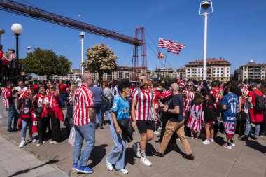 Copa del Rey futbol şampiyonasında Portekiz asma köprüsünün yanında Athletic de Bilbao futbol kulübünün zaferini kutlayan kalabalık. Portugalete, Bizkaia, Bask Ülkesi, İspanya.
