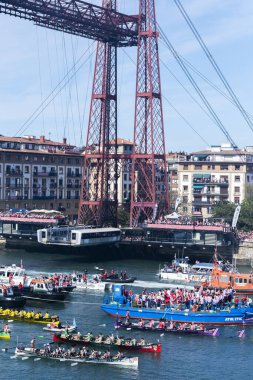 Gabarra, Portekiz asma köprüsü altında Bilbao Atletizm Kulübü futbol takımıyla Kings Cup şampiyonasındaki zaferi kutluyor. Portugalete, Bizkaia, Bask Ülkesi, İspanya.