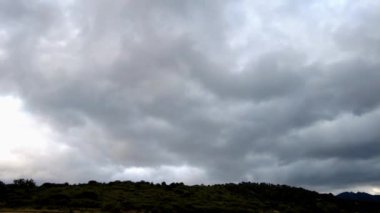 Zaman atlamalı bulutlu bir gökyüzü. Gökyüzü çoğunlukla gri ve bazı beyaz bulutlar var. Navarre, İspanya.