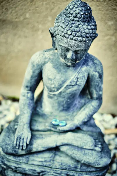 Buda heykeli bir bahçede oturuyor..