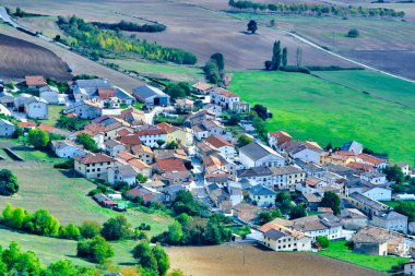 Geniş tarım arazileriyle çevrili küçük bir köyün havadan görünüşü. Urbasa-Andia Doğal Parkı 'nda bir köy. Navarre, İspanya, Avrupa.
