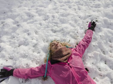 Beyaz bir kadın kışın kar altında yatmaktan zevk alıyor. Navarre, İspanya, Avrupa.