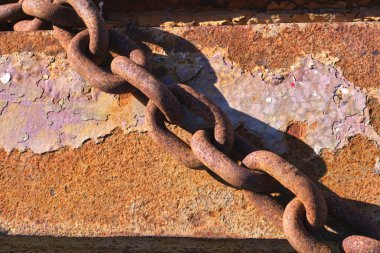 Paslı bir zincire yakın dokulu, yıpranmış metal zemin. Colindres, Cantabria, İspanya