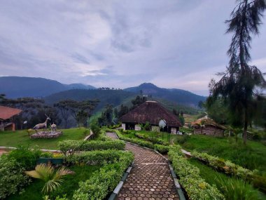 Ruanda 'nın çeşitli şehirlerindeki çarpıcı ve güzel manzaraların resimleri.