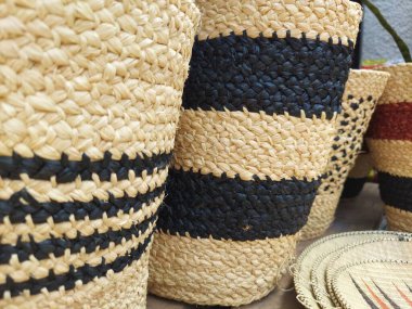 Ruanda 'da kadınların yaptığı harika el sanatları resimleri.