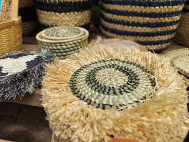 Ruanda 'da kadınların yaptığı harika el sanatları resimleri.