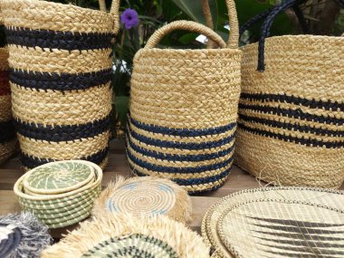 Ruanda 'da kadınların yaptığı harika el sanatları resimleri.