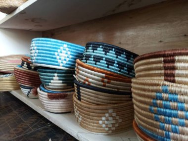 Saman sepetlerinin, çantaların ve tabakların Ruandalı kadınların ellerinin yaptığı harika ve güzel resimleri..