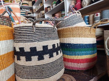 Saman sepetlerinin, çantaların ve tabakların Ruandalı kadınların ellerinin yaptığı harika ve güzel resimleri..