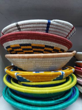 Saman sepetlerinin, çantaların ve tabakların Ruandalı kadınların ellerinin yaptığı harika ve güzel resimleri..