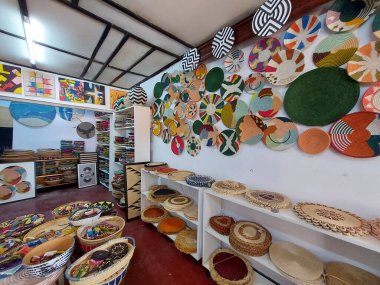 Saman sepetlerinin, çantaların ve tabakların Ruandalı kadınların ellerinin yaptığı harika ve güzel resimleri..