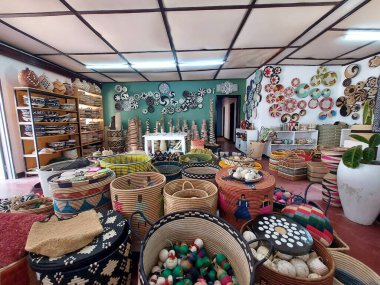 Saman sepetlerinin, çantaların ve tabakların Ruandalı kadınların ellerinin yaptığı harika ve güzel resimleri..