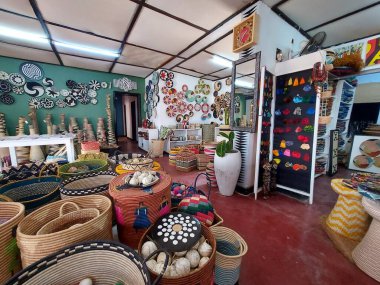 Saman sepetlerinin, çantaların ve tabakların Ruandalı kadınların ellerinin yaptığı harika ve güzel resimleri..