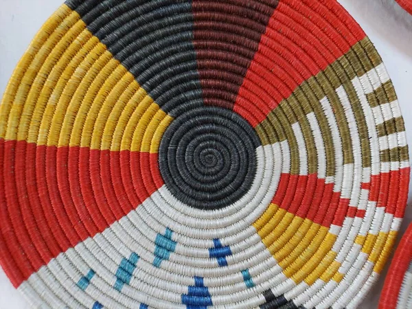 卢旺达妇女手工制作的稻草篮 袋子和盘子的精美精美手工艺品 — 图库照片