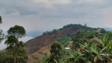Ruanda 'nın çeşitli bölgeleri ve köylerindeki manzaraların ve çamurlu evlerin harika ve çok güzel resimleri.