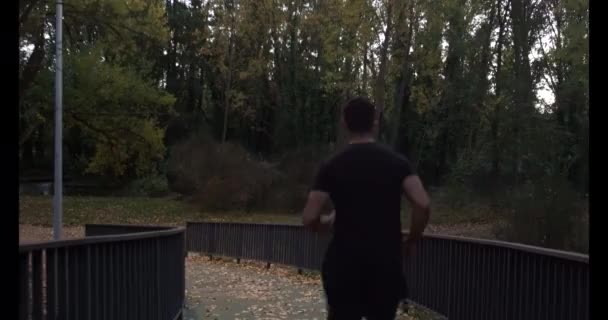 Chłopiec Muskularnymi Nogami Ubrany Czarne Ubrania Treningowe Biegnie Podczas Treningu — Wideo stockowe