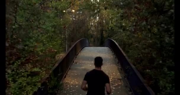 Хлопчик Язистими Ногами Одягнений Чорний Тренувальний Одяг Біжить Тренуваннях Проходить — стокове відео