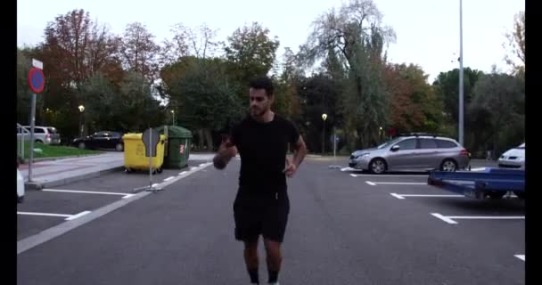 Siyah Antreman Kıyafetleri Giymiş Kaslı Bacaklı Çocuk Yolda Koşuyor Sonbahar — Stok video