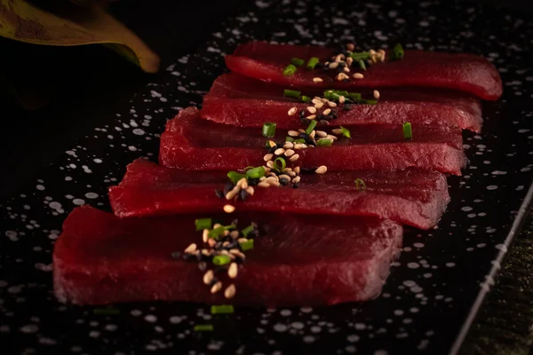 Close Sashimi Tun Lækker Japansk Mad Med Sort Baggrund Dekoreret - Stock-foto