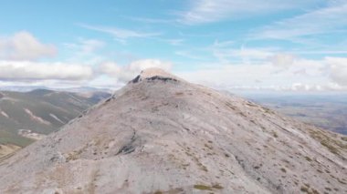 Dağın tepesine yaklaştıkça uçan bir dronun gezici sinematik görüntüsü. Macera, dağ arkaplanı ve videoları..
