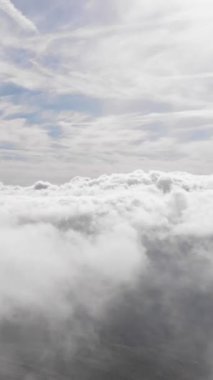 Olimpos. 4K içinde bulutlara yakın uçan bir dronun çarpıcı sinematik dikey görüntüsü. Gökyüzünde süzülen bulutlar, bulut detay videoları. bulut arkaplanı ve bulutların videoları.